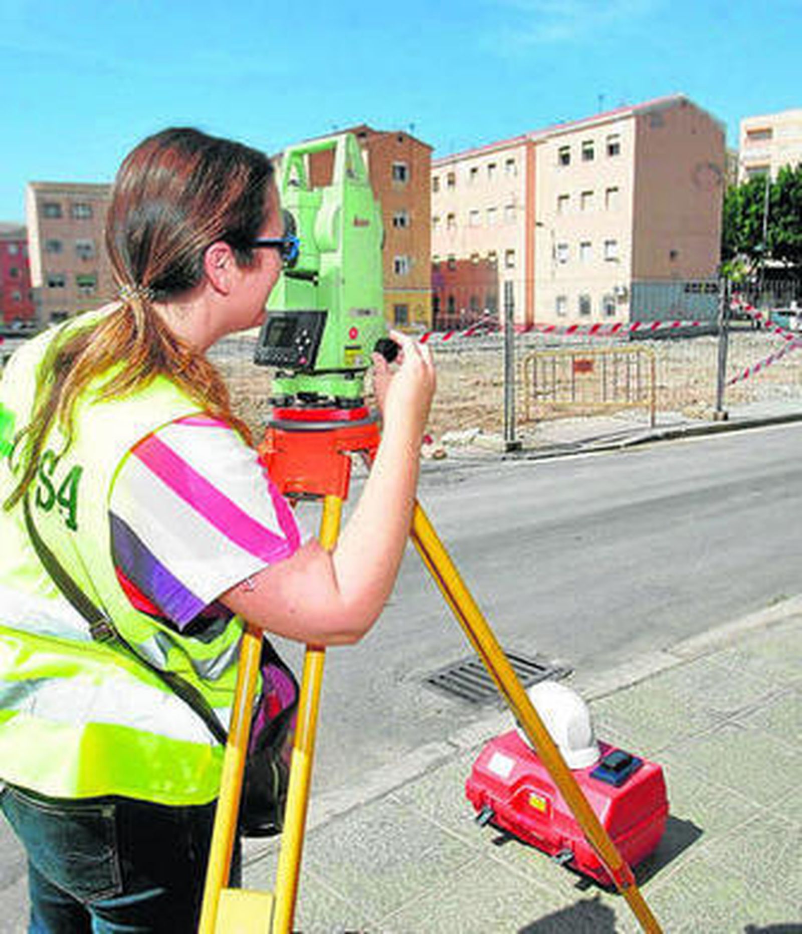 Una técnico realiza inspecciones en la capital.