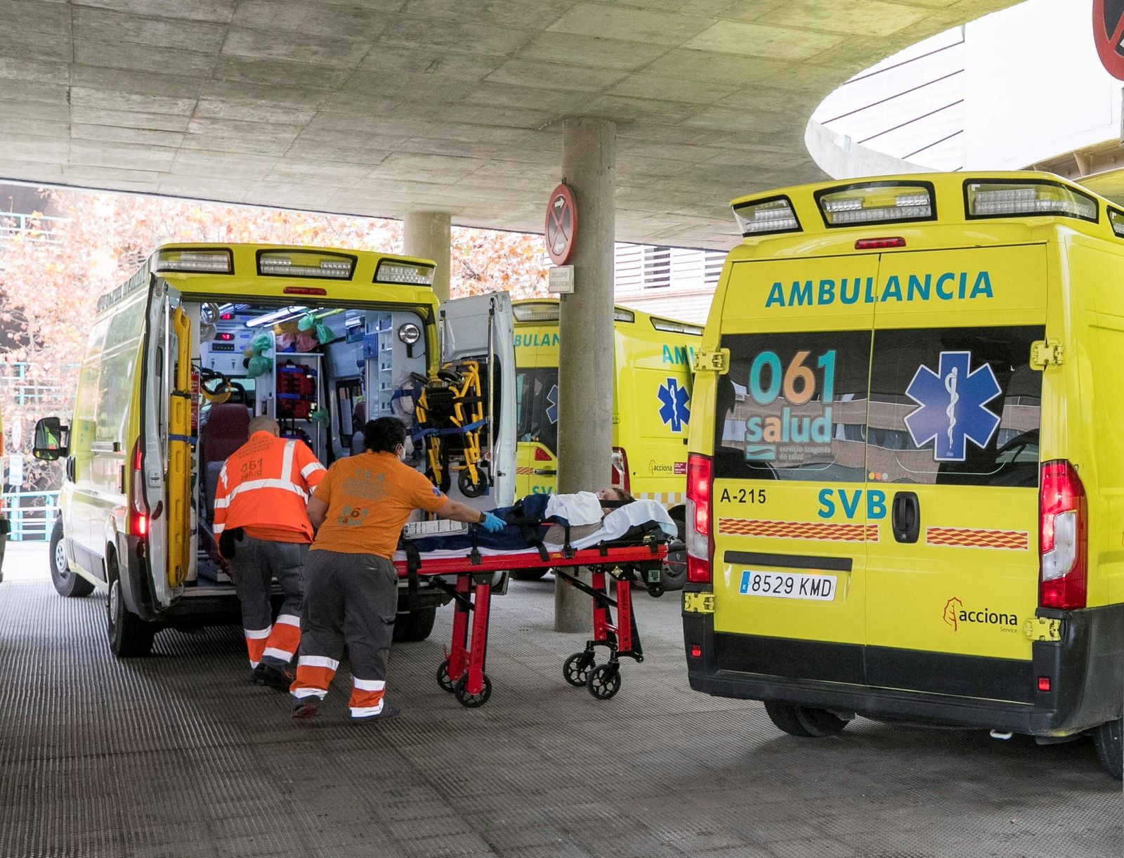 Personal sanitario trasladando a un paciente a las urgencias del Hospital Clínico Universitario Lozano Blesa de Zaragoza.