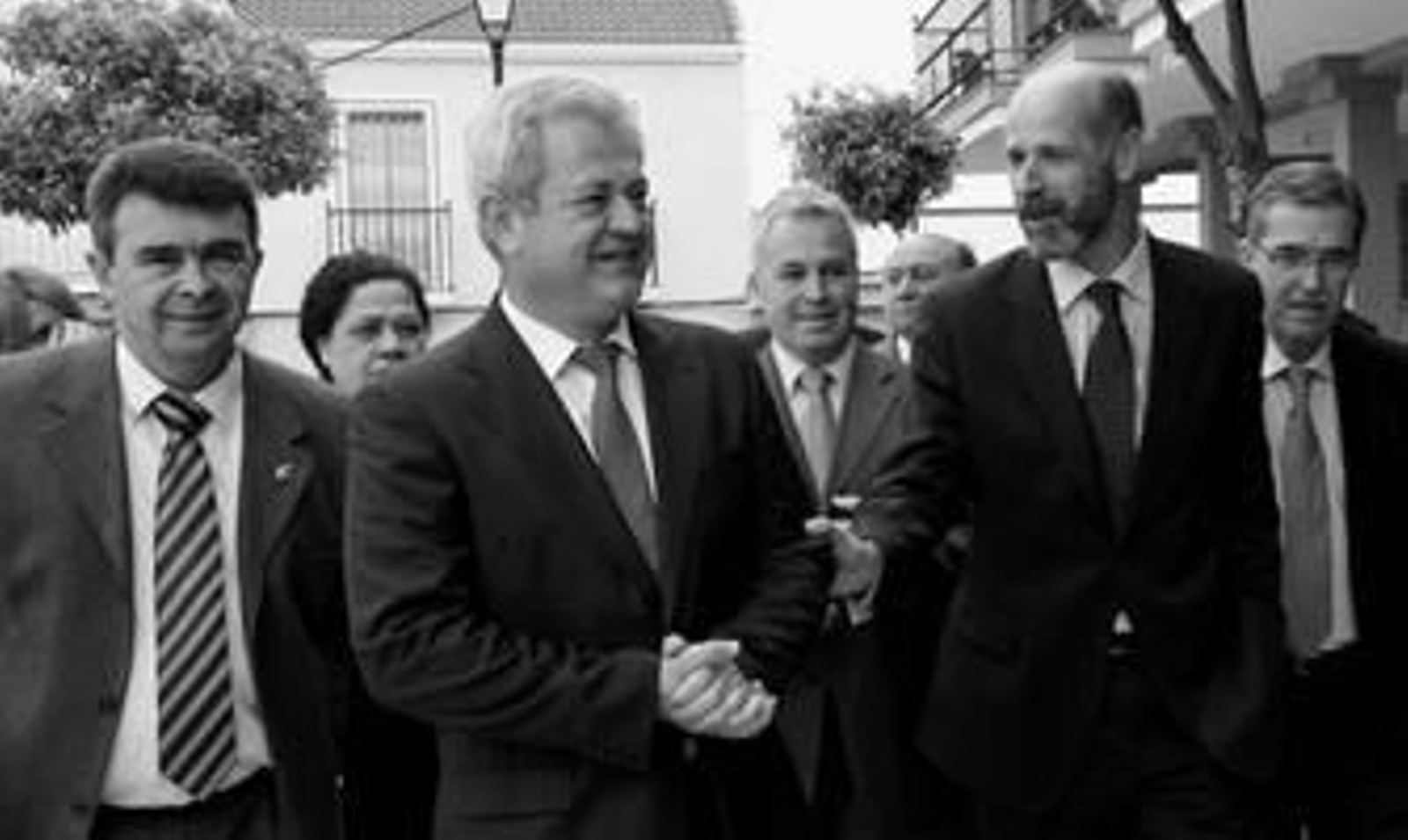 Francisco Vallejo ayer a su llegada a Aljaraque con el secretario general técnico de Abengoa, José Domínguez Abascal.