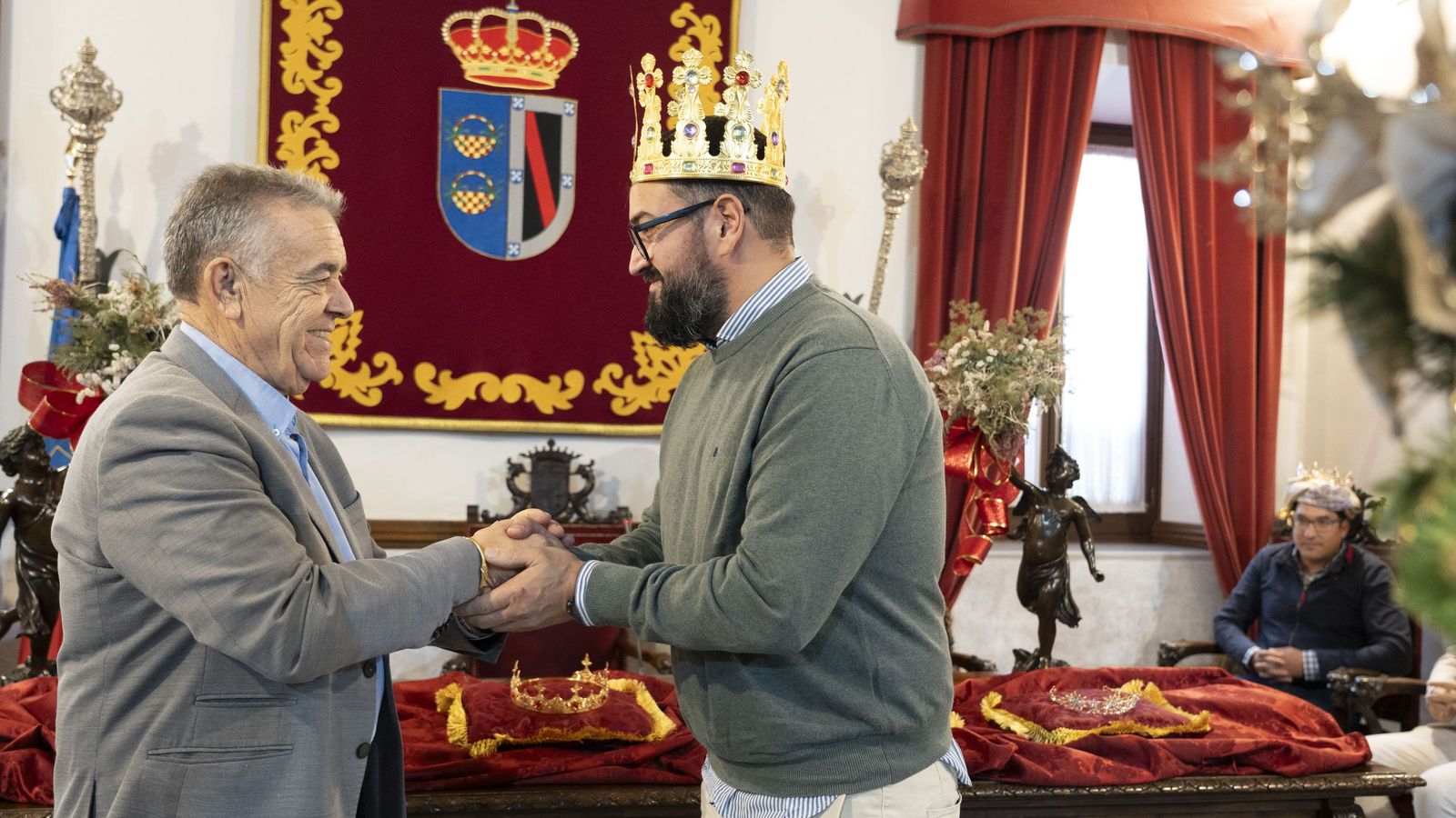 Francisco Bella coronando a uno de los Reyes Magos.