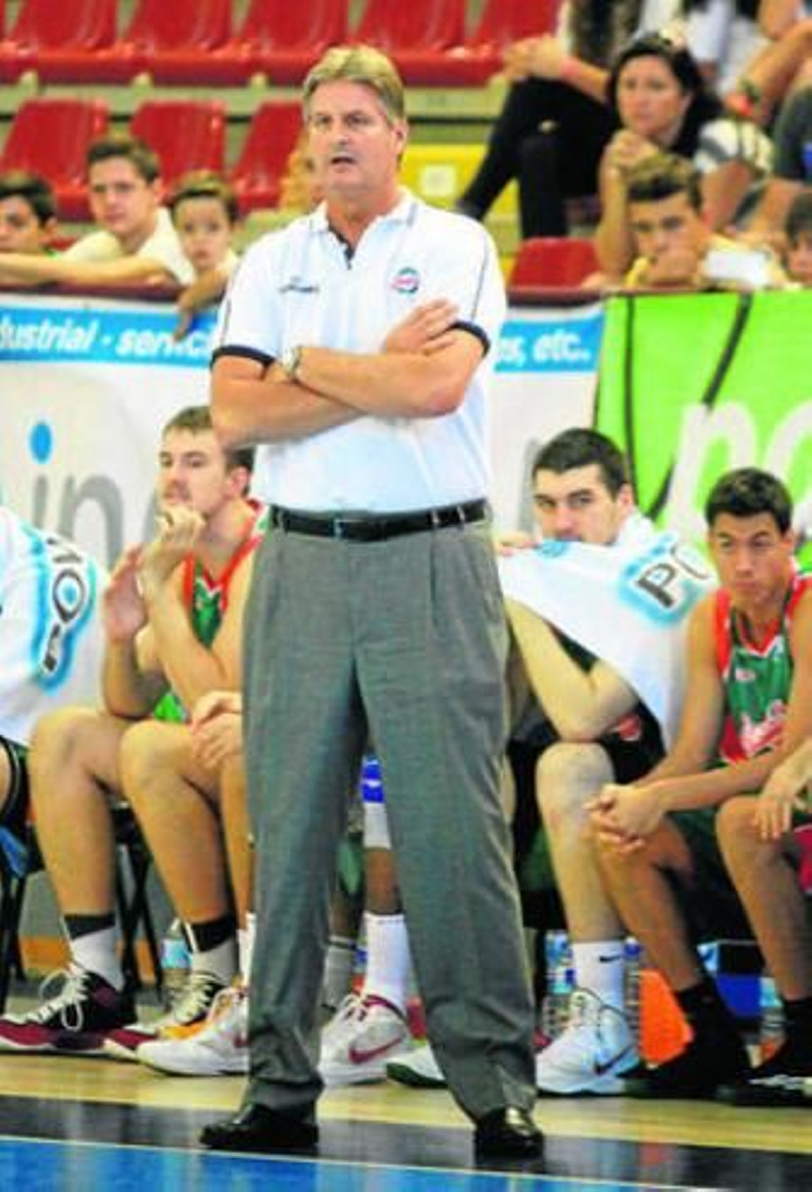 Scott Roth observa el choque ante el Barcelona en Córdoba.