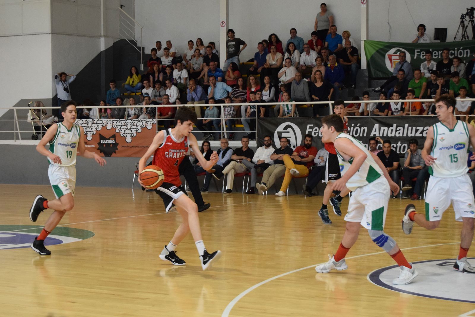 El cadete Antonio Moreno, con el balón