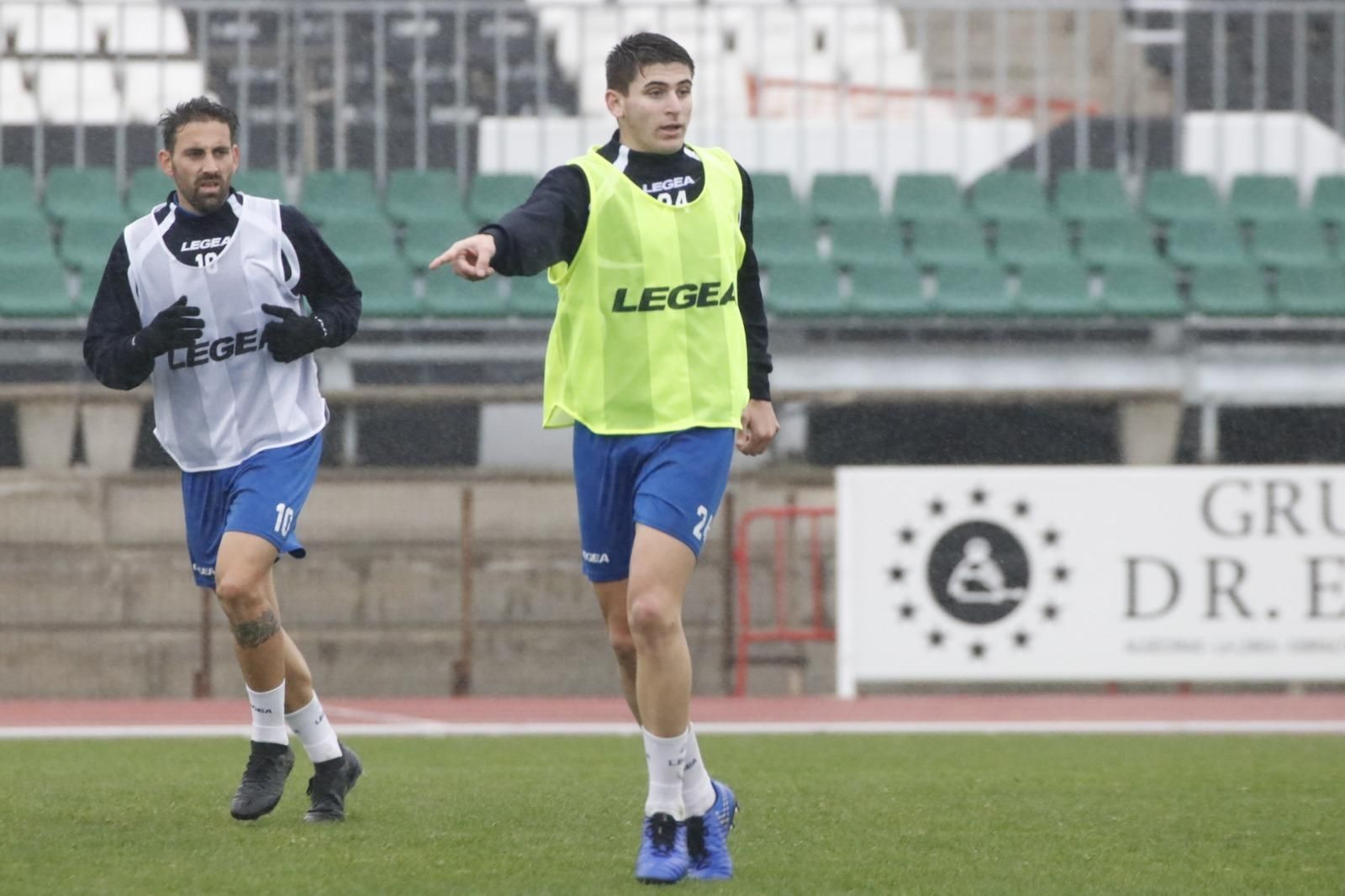 El algecireño Andrés Garcia (con peto), durante un entrenamiento con el primer equipo.