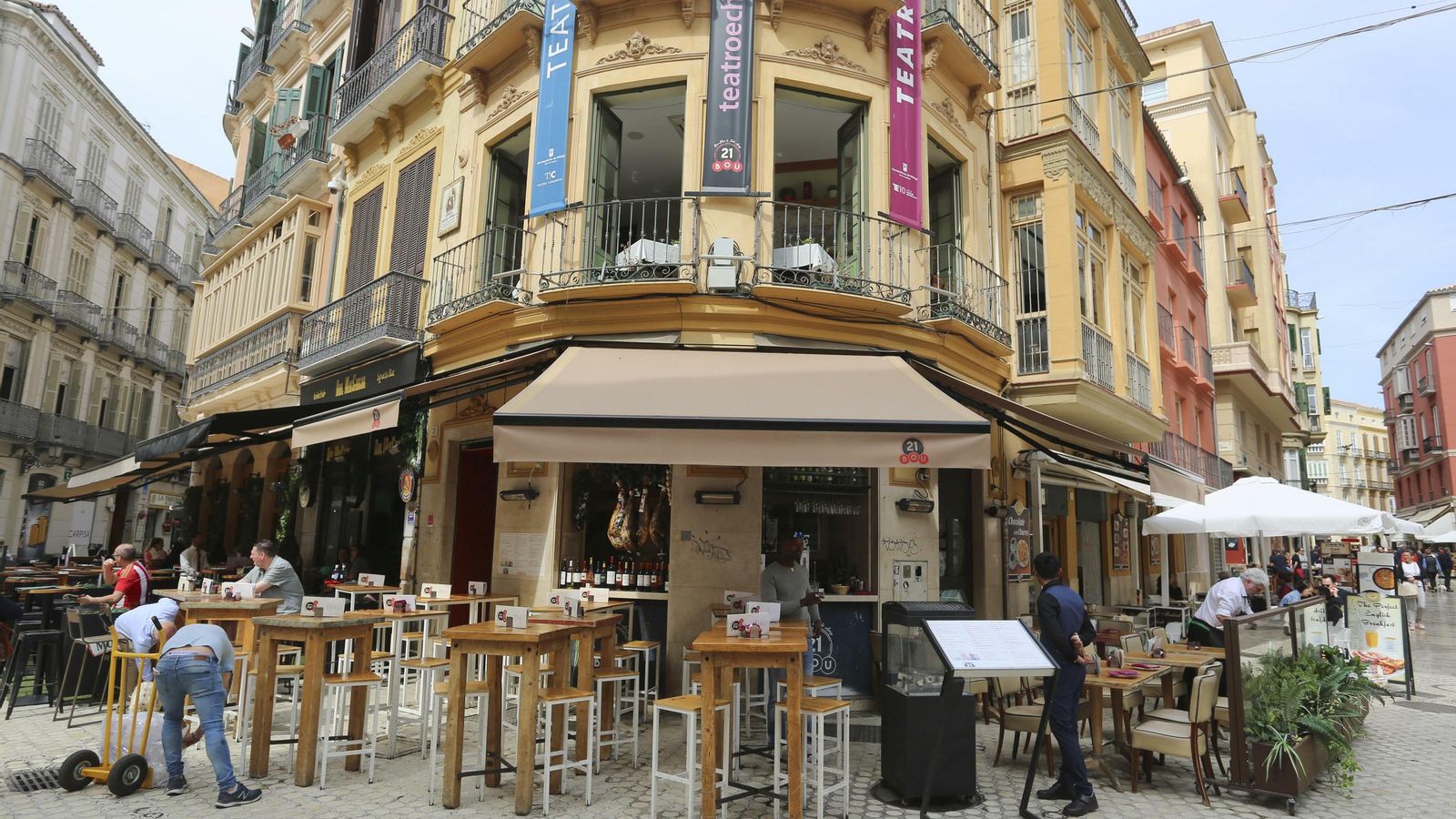 Terrazas casi vacías a medio día en el centro de Málaga.