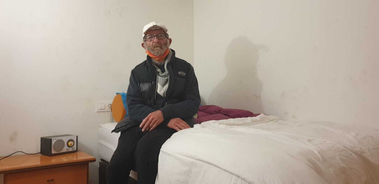 Ricardo posa sobre la cama de la casa en la que vive desde hace unos días.