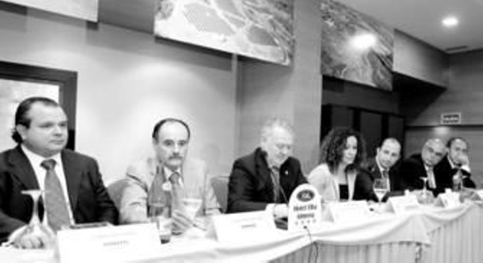 Los responsables del proyecto presiden la mesa, momentos antes de la entrega de las placas de reconocimiento.