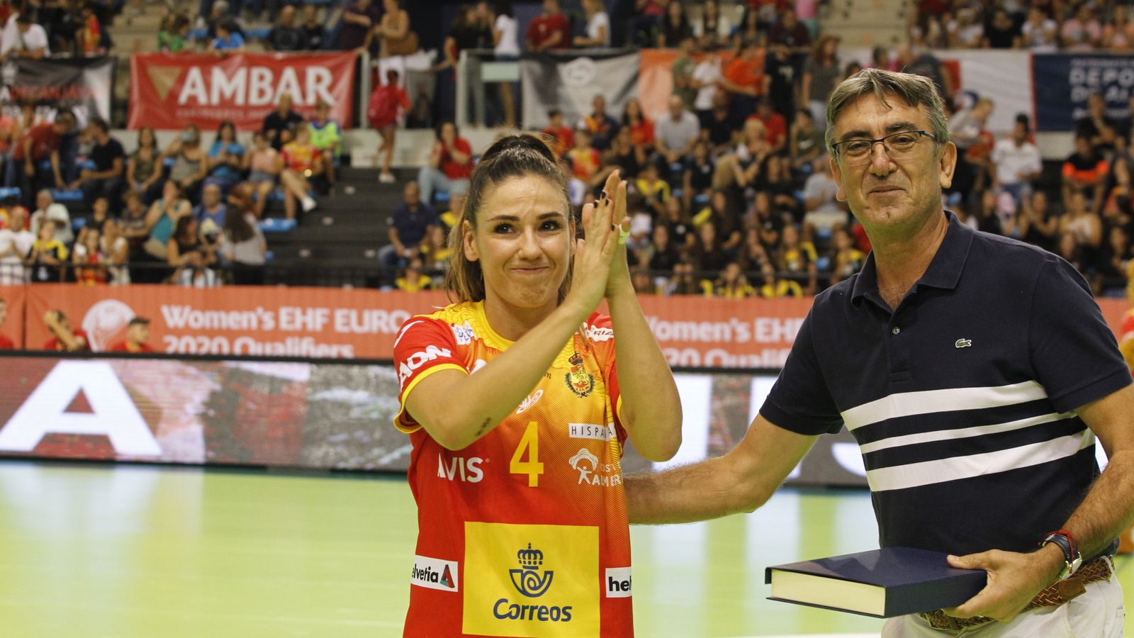 La roquetera fue homenajeada en su tierra en un partido de la selección española en el Palacio de los Juegos Mediterráneos.