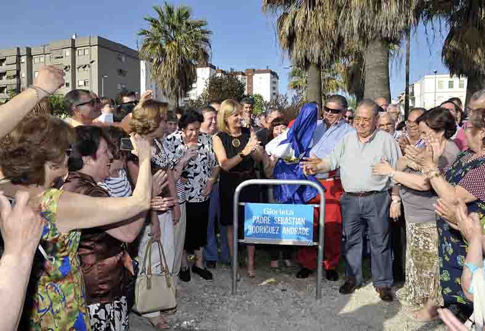 El párroco de la Asunción, a la derecha de la placa colocada en la rotonda que lleva su nombre, en 2012.