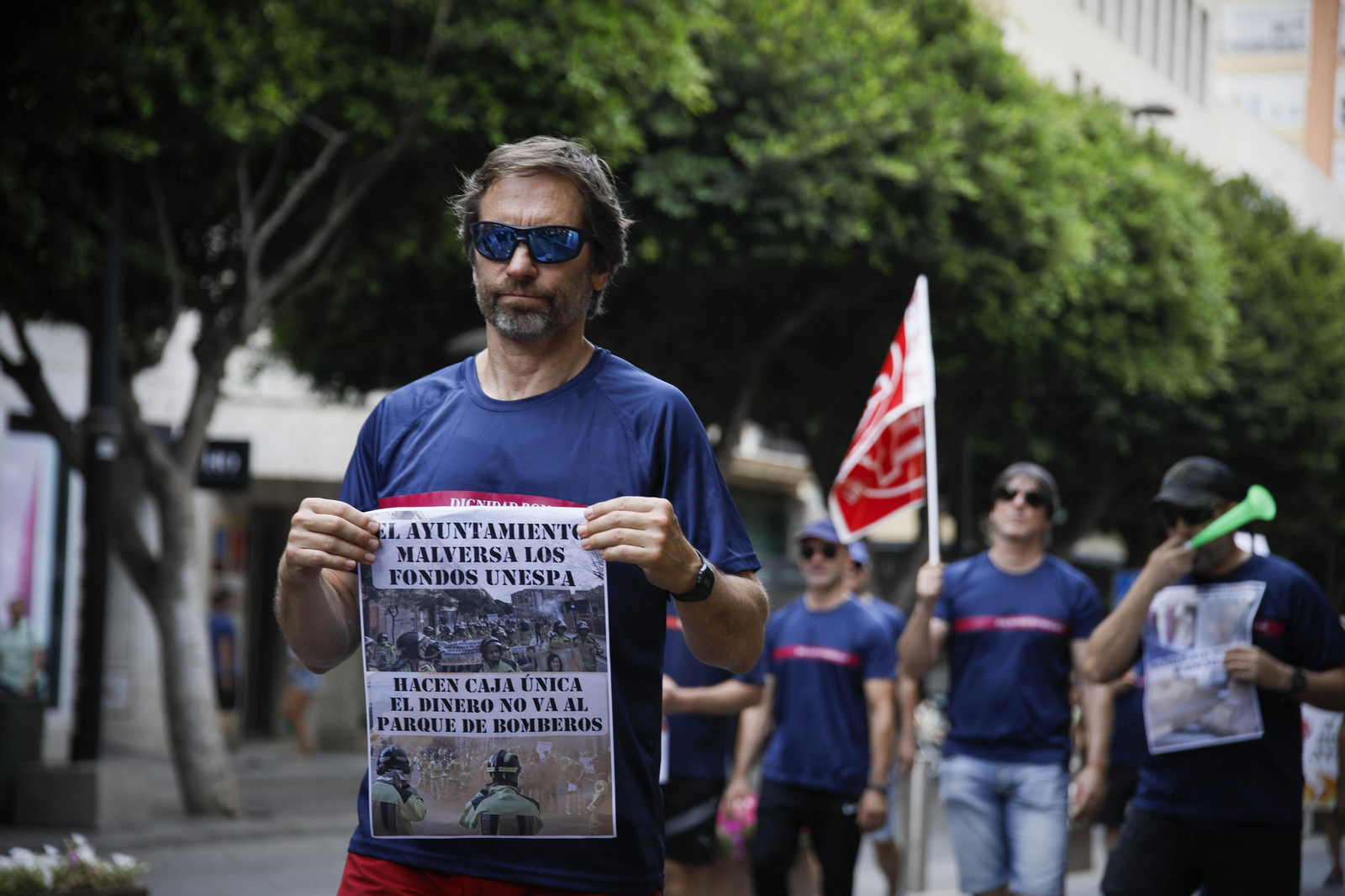 Manifestación de los bomberos quemados de Almería, en imágenes