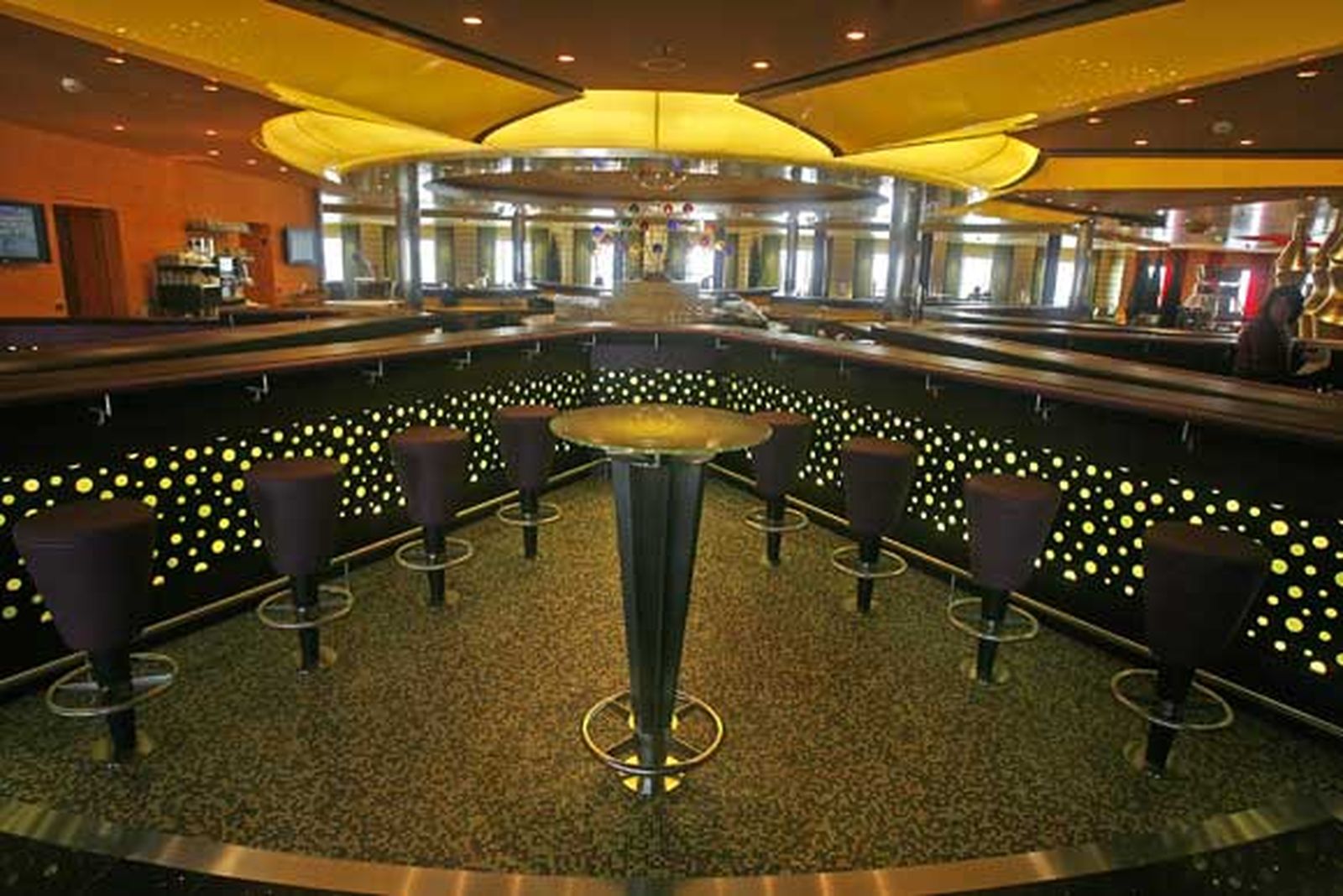 El 'Aidablu' es el primero de los 300 buques de este tipo que atracarán este año en el Puerto de Cádiz

Foto: Joaquin Pino