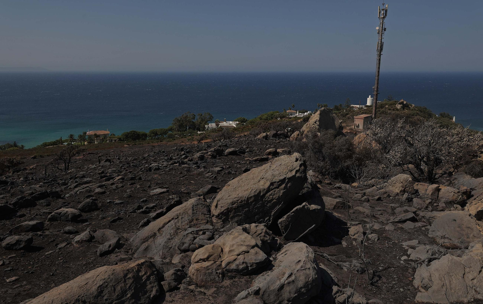 Así han quedado Atlanterra y Zahara de los Atunes tras el incendio forestal en la Sierra de la Plata de Tarifa