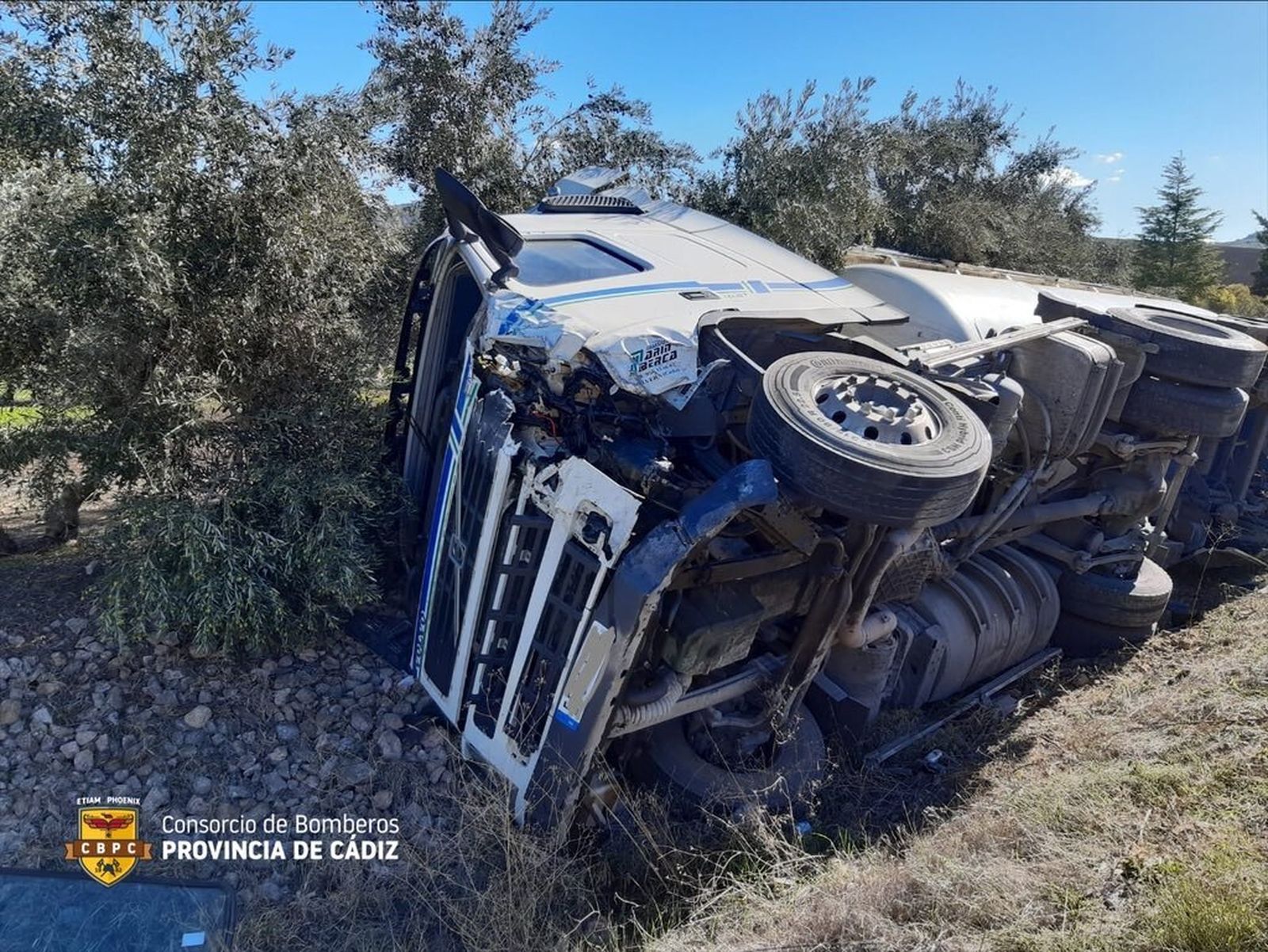Estado en el que quedó el camión, que derramó la carga.
