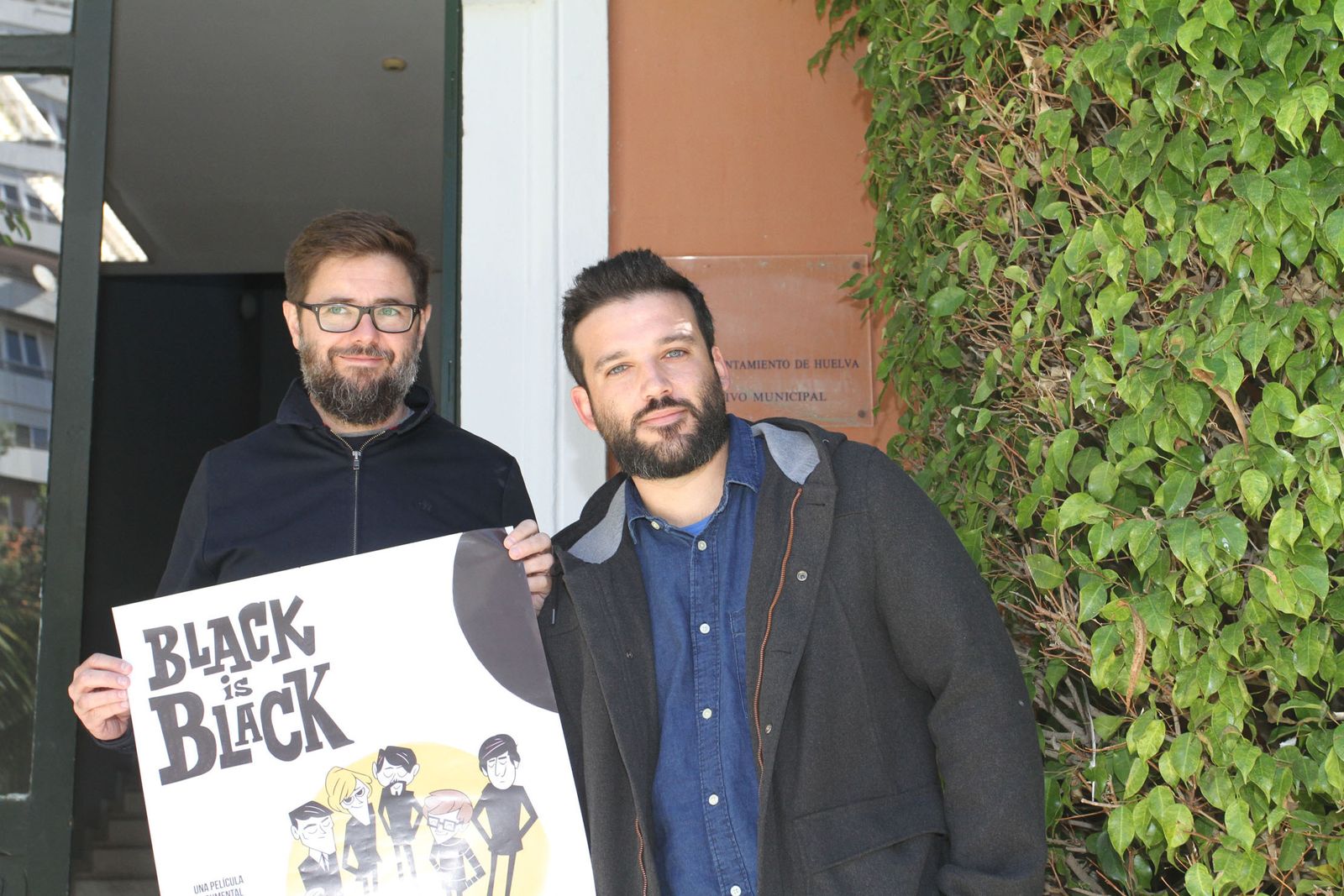 Fran Parra y Álex Riesgo, con el cartel del documental en la Casa Colón.