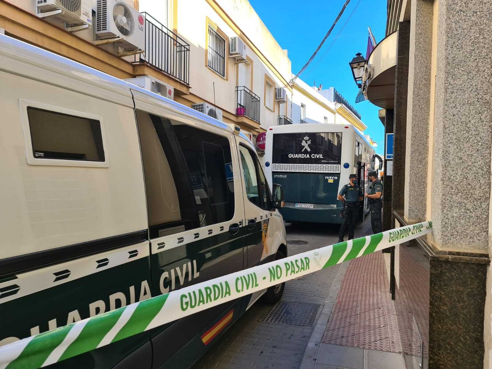 El autobús de conducción de detenidos de la Guardia Civil, en la puerta de los juzgados de Sanlúcar la Mayor.