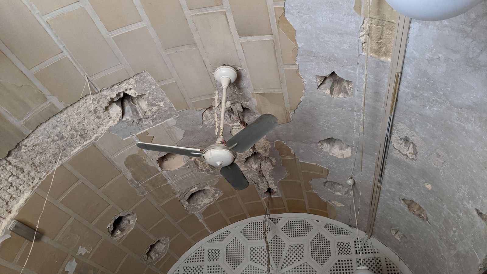 Los revestimientos modernos que cubrían la sala fría de los baños.