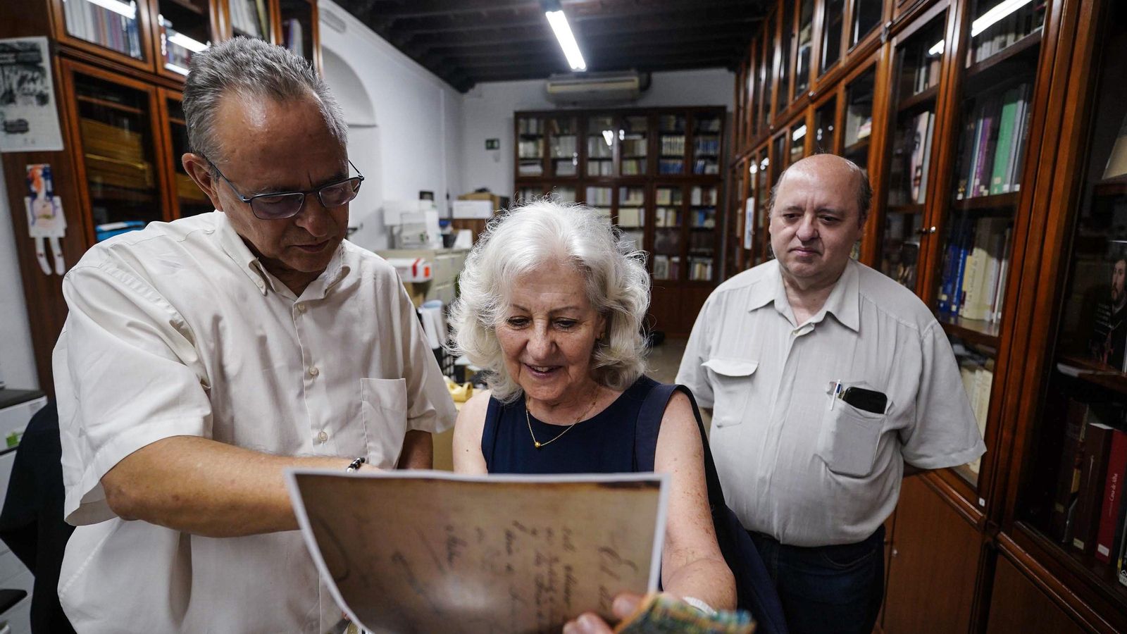 José María Palencia muestra a la nieta de Jaén Morente el documento. José María Palencia muestra a la nieta de Jaén Morente el documento.