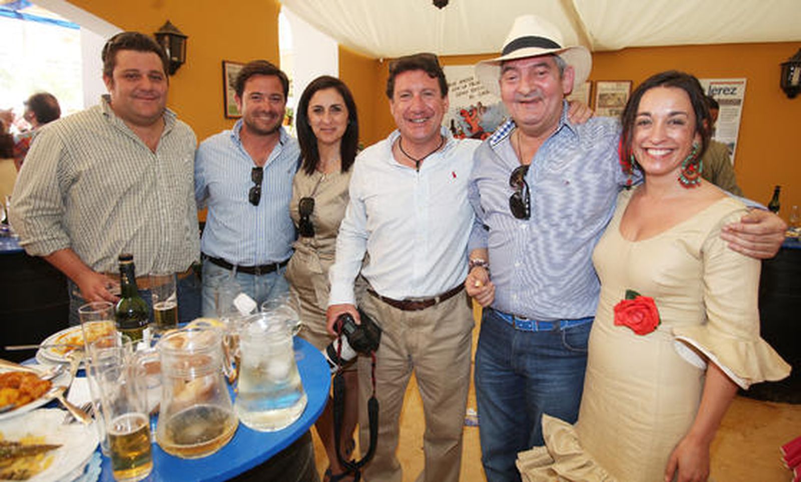 El jefe de la edición gráfica del Diario, Manuel Pascual, junto a Moraíto Chico y unos amigos, durante la tarde de ayer en la caseta del Diario.

Foto: Vanesa Lobo