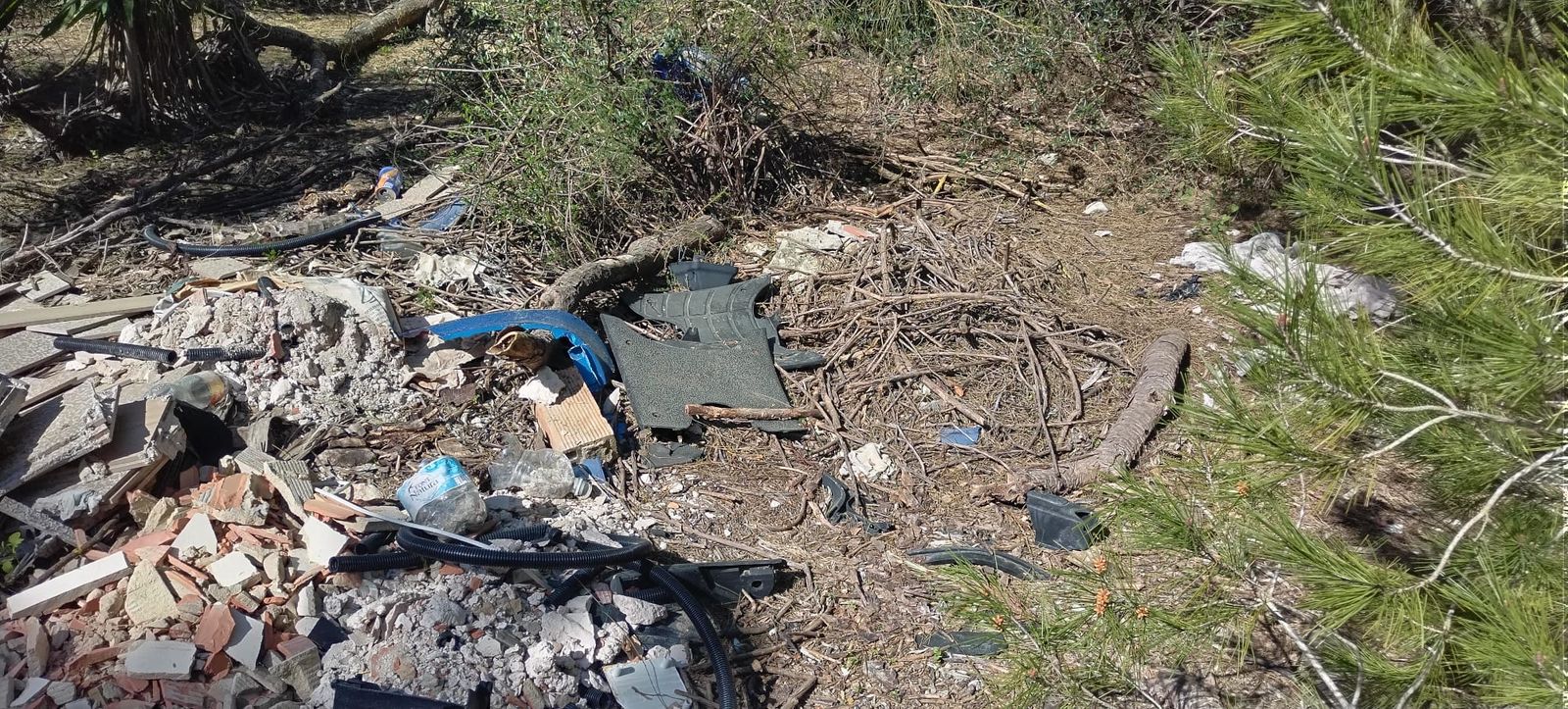 En la zona del incendio son visibles algunos restos del vehículo, que ya ha sido retirado.
