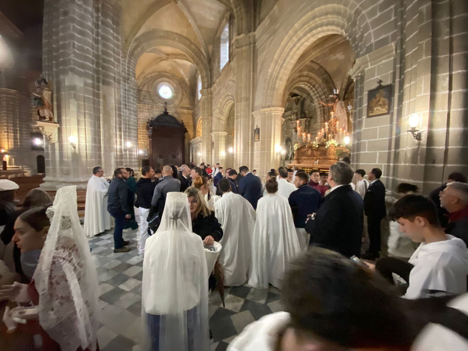 Interior de la Catedral tras conocerse la suspensión de la procesión del Resucitado.