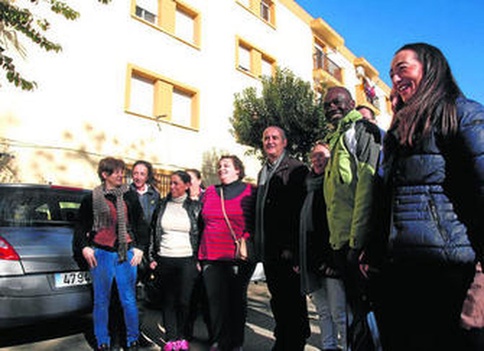 Participantes en una de las actividades de Cepaim, el pintado de viviendas.