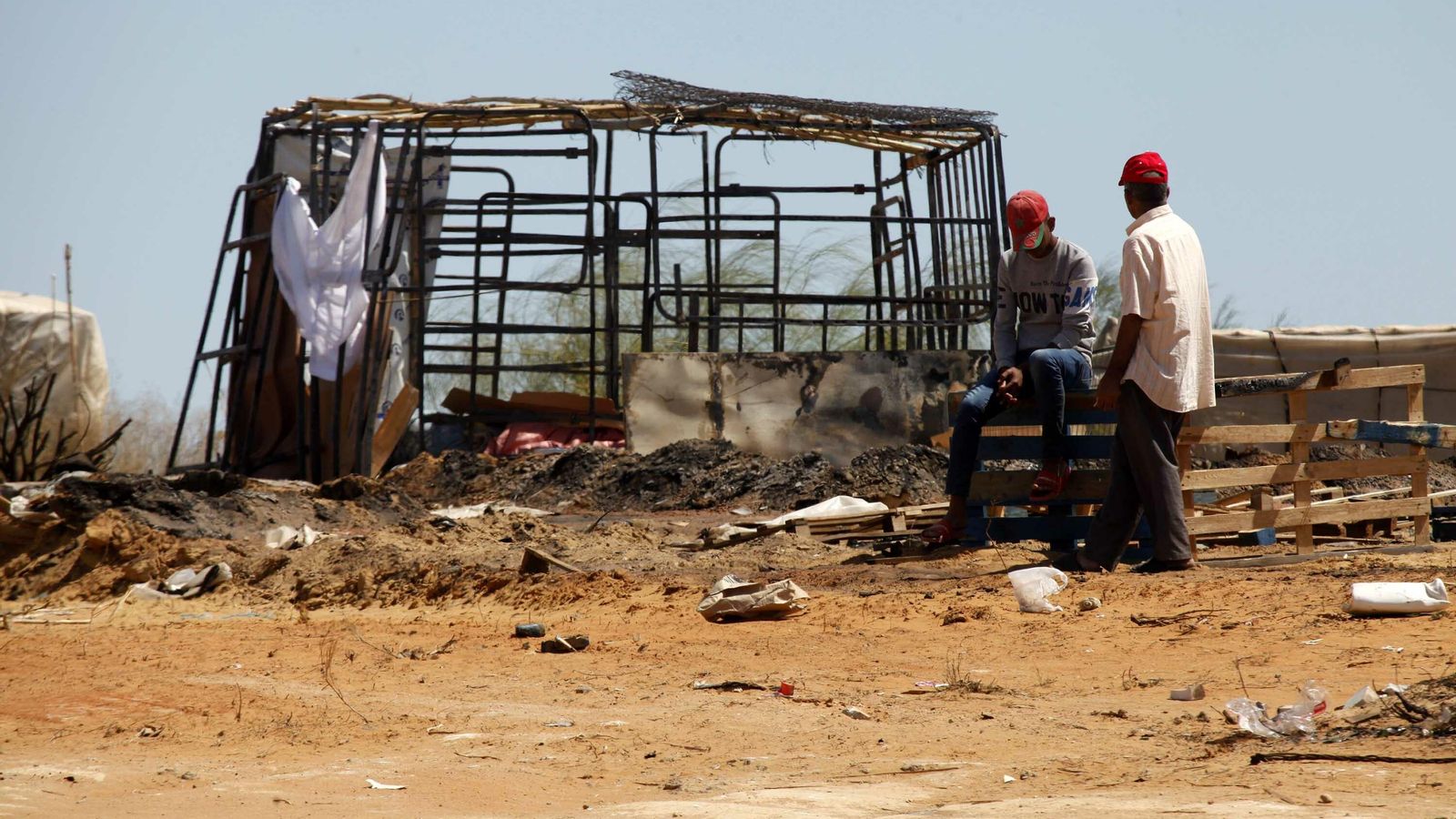 Las primeras chabolas ya empiezan a levantarse.