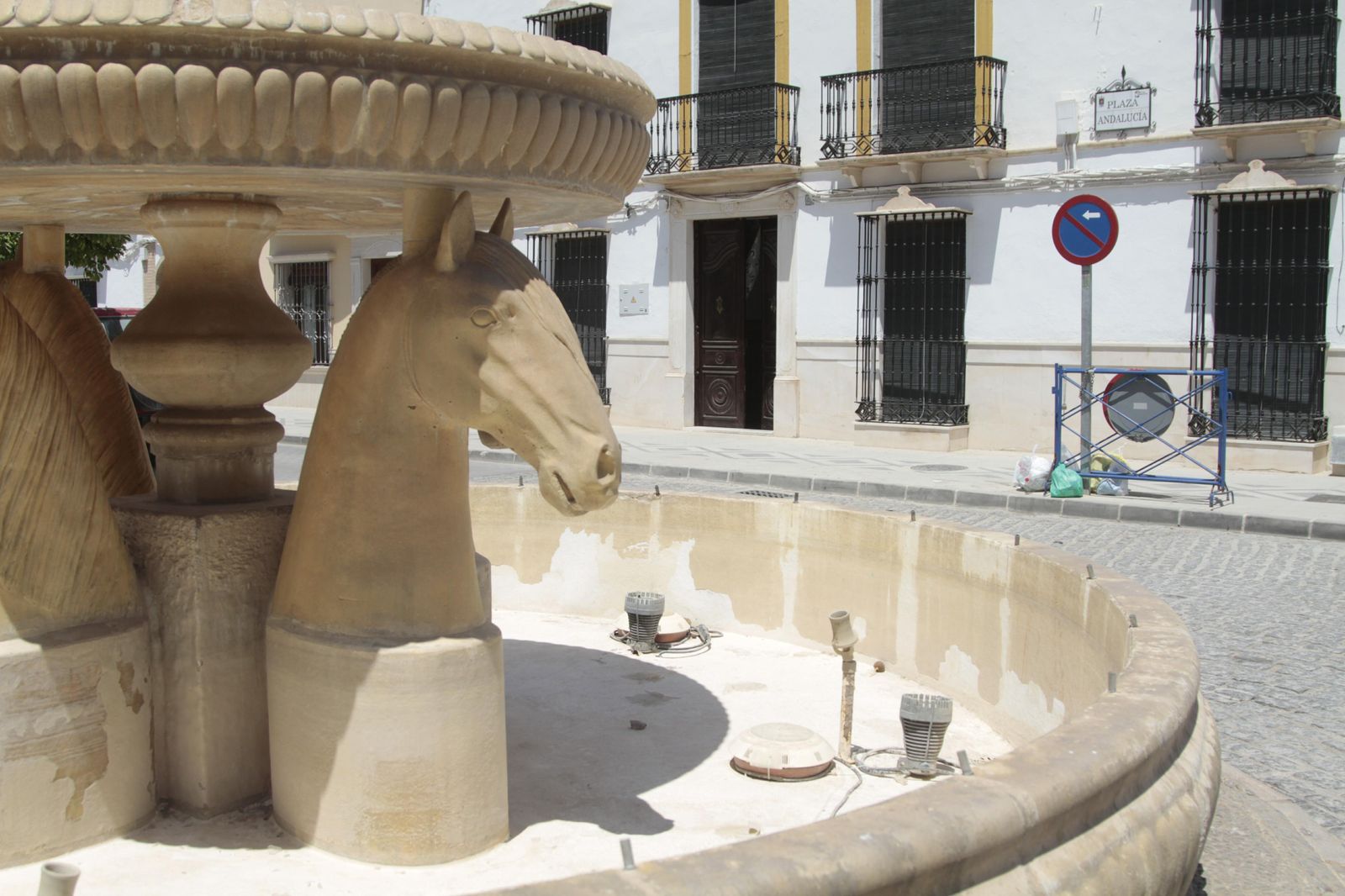 Una imagen de una fuente sin agua tomada el pasado mes de julio en Badolatosa, uno de los municipios que ya han sufrido cortes en el suministro.