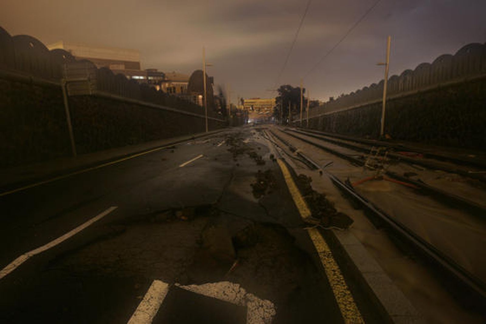Daños en una calle de Santa Cruz de Tenerife por las intensas lluvias.

Foto: Desirée Martín (Afp)