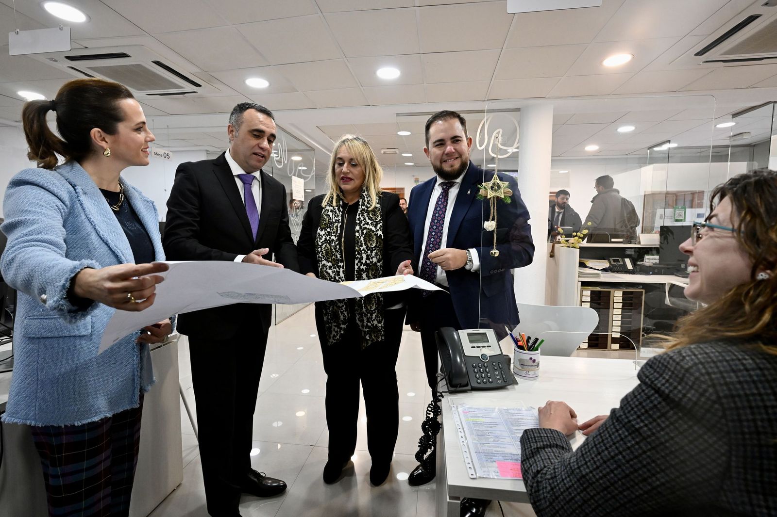 Rodríguez y Sádaba contemplan los planos de las viviendas