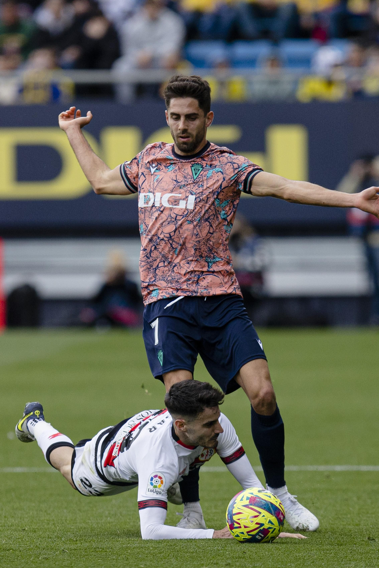 Las imágenes del partido entre el Cádiz C.F. y el Rayo Vallecano