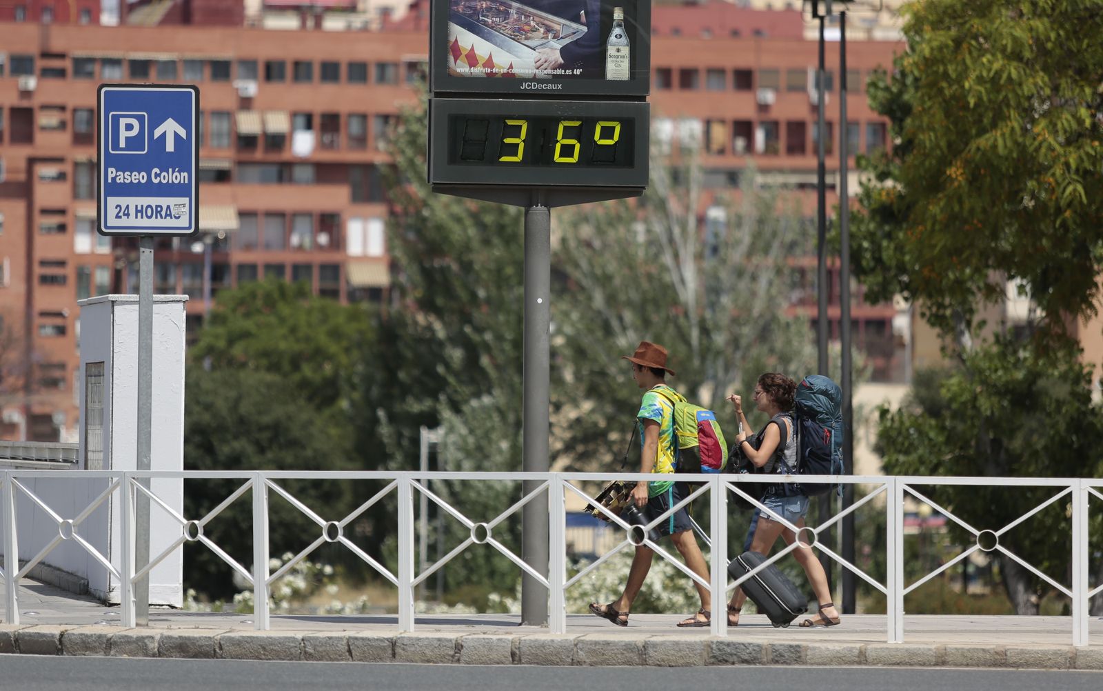 Turistas paseando por Sevilla con altas temperaturas