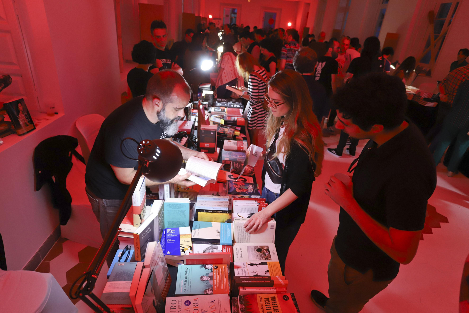 Un librero atiende a dos lectores en uno de los 'stands' instalados este viernes en La Térmica.