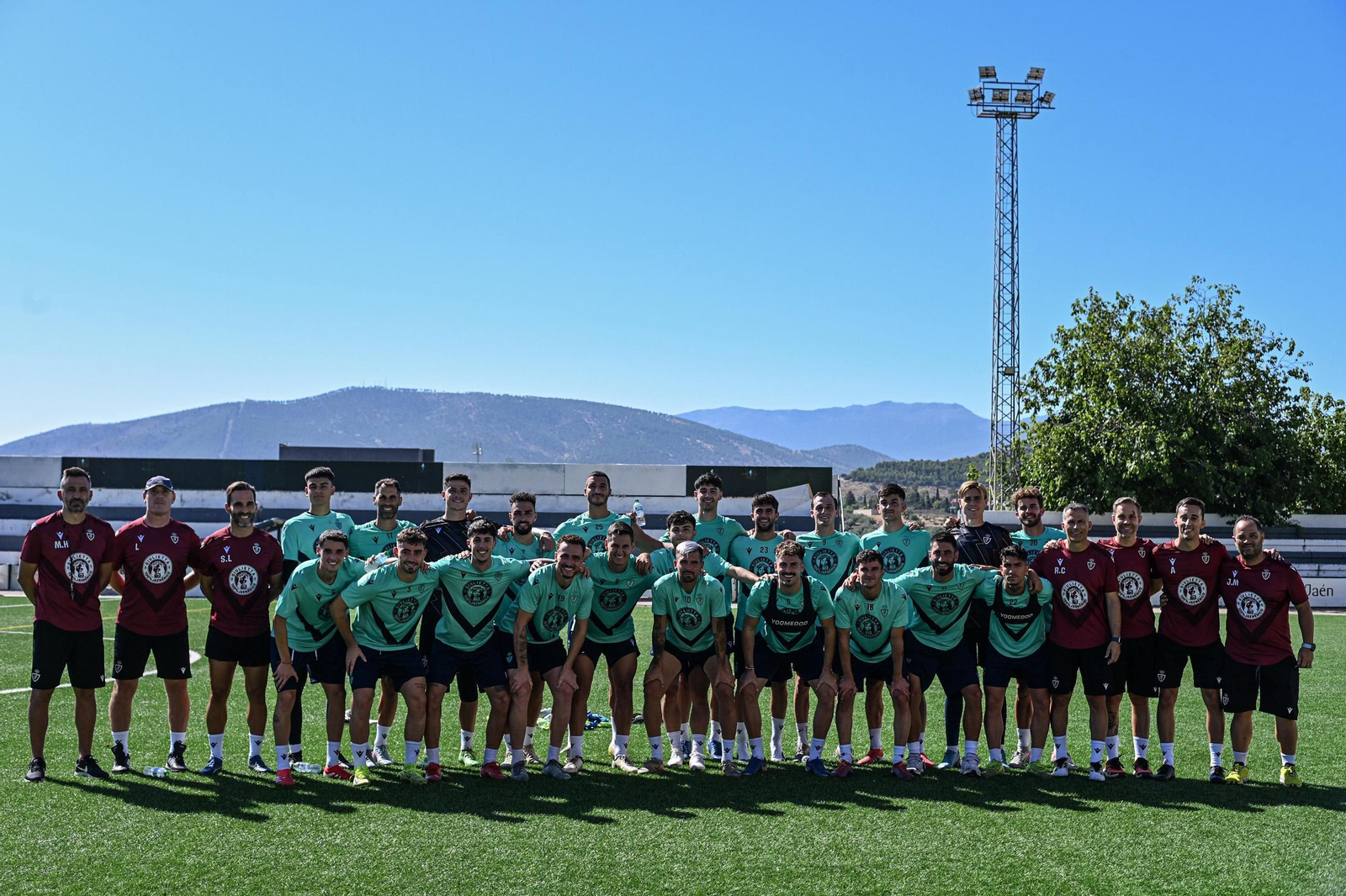 Foto de equipo en la primera toma de contacto del conjunto lagarto en el verde. Foto de equipo en la primera toma de contacto del conjunto lagarto en el verde.
