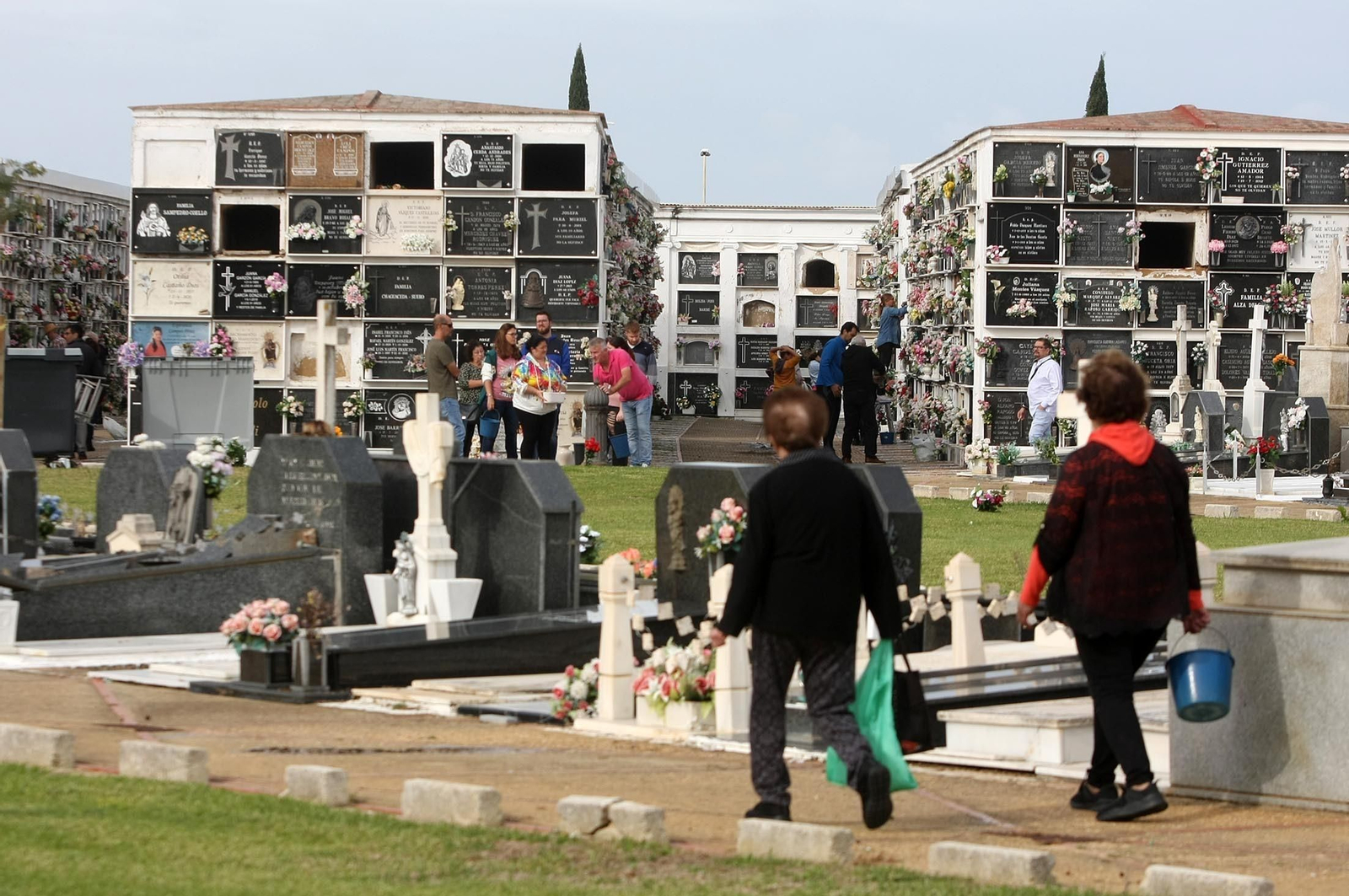 Imágenes del ambiente en el cementerio La Soledad, Huelva
