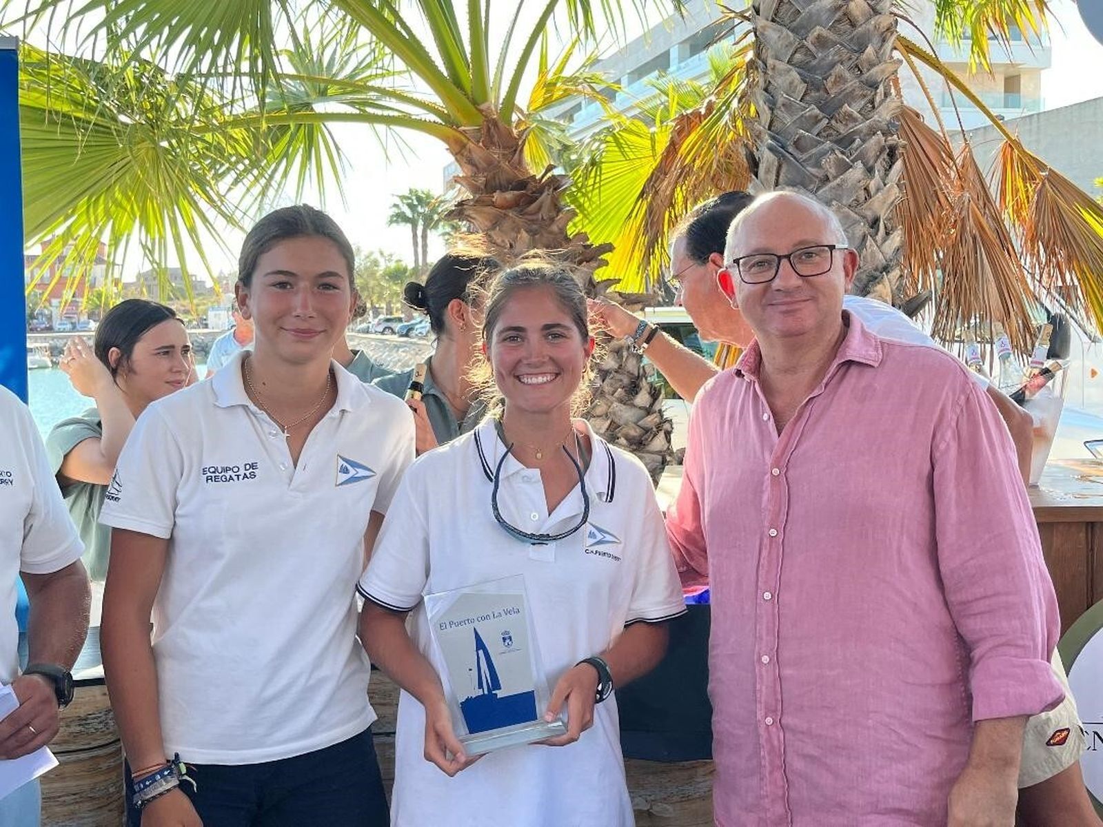 José Ignacio González Nieto entregando el premio a Lucía Guardiola y Ana Tortosa.