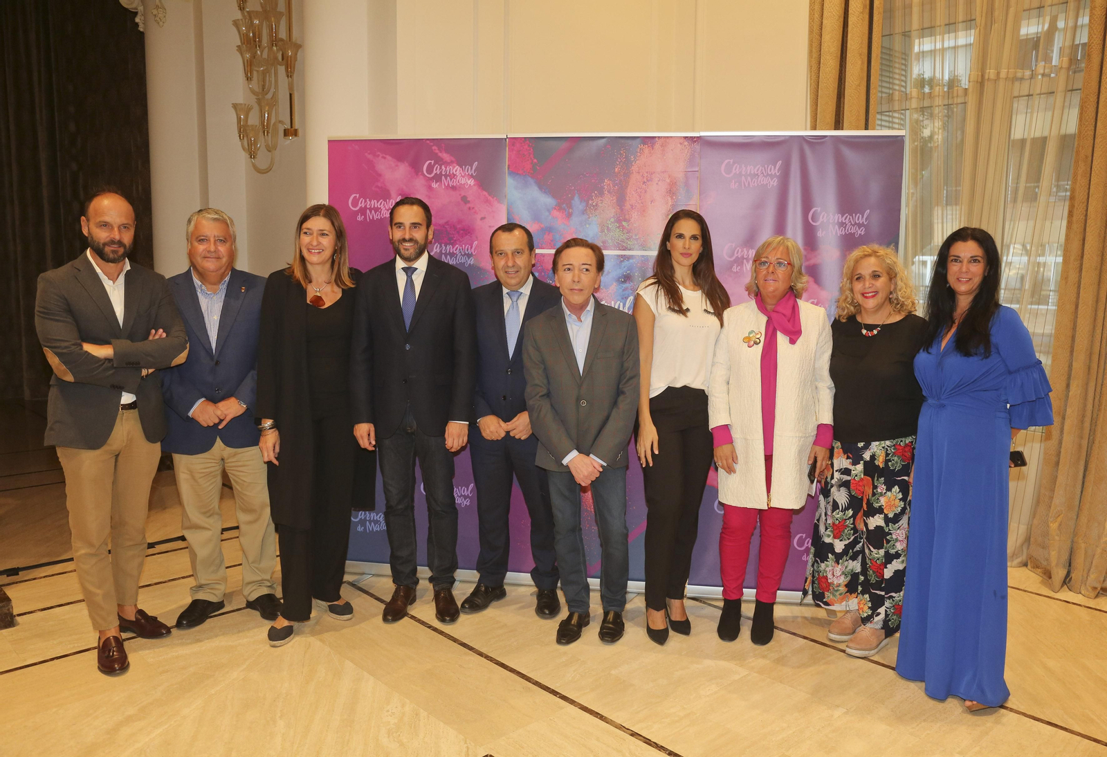 Foto de familia de los representantes políticos con los protagonistas del Carnaval 2019 en el Hotel Miramar.