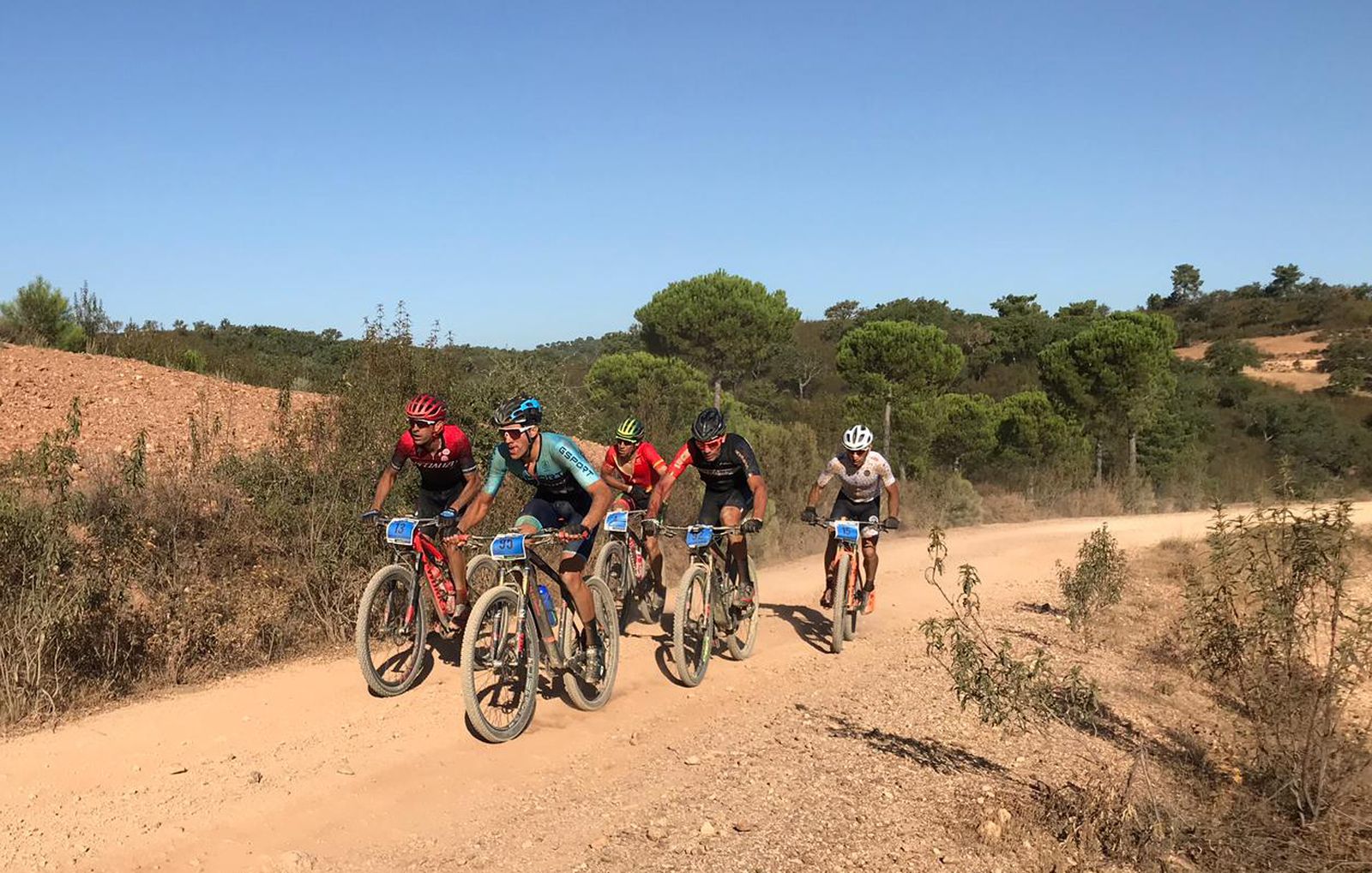 Varios ciclistas se esfuerzan durante la prueba disputada en Paterna.
