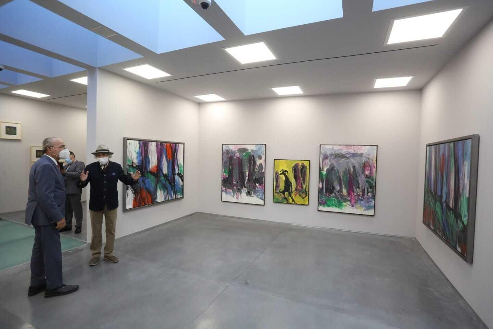 Jorge Rando presenta la ampliación de su museo en presencia del alcalde, Francisco de la Torre.