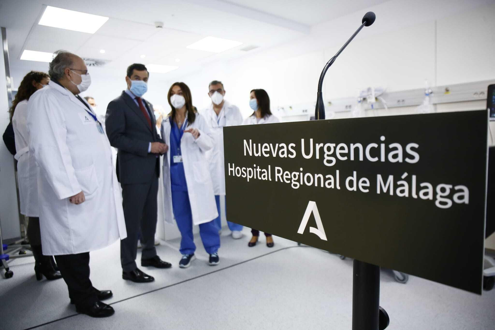 Moreno visita las nuevas urgencias del Hospital Regional de Málaga.