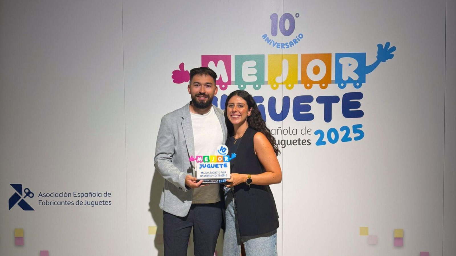 Los fundadores de Badan Studios, Alejandro Roldán y Aida Caba, con el premio.