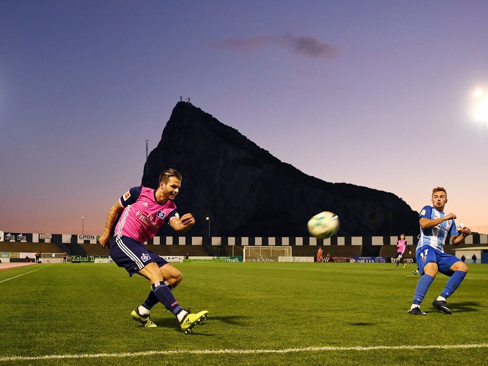 Una imagen del Hamburgo-Málaga con Gibraltar de fondo.