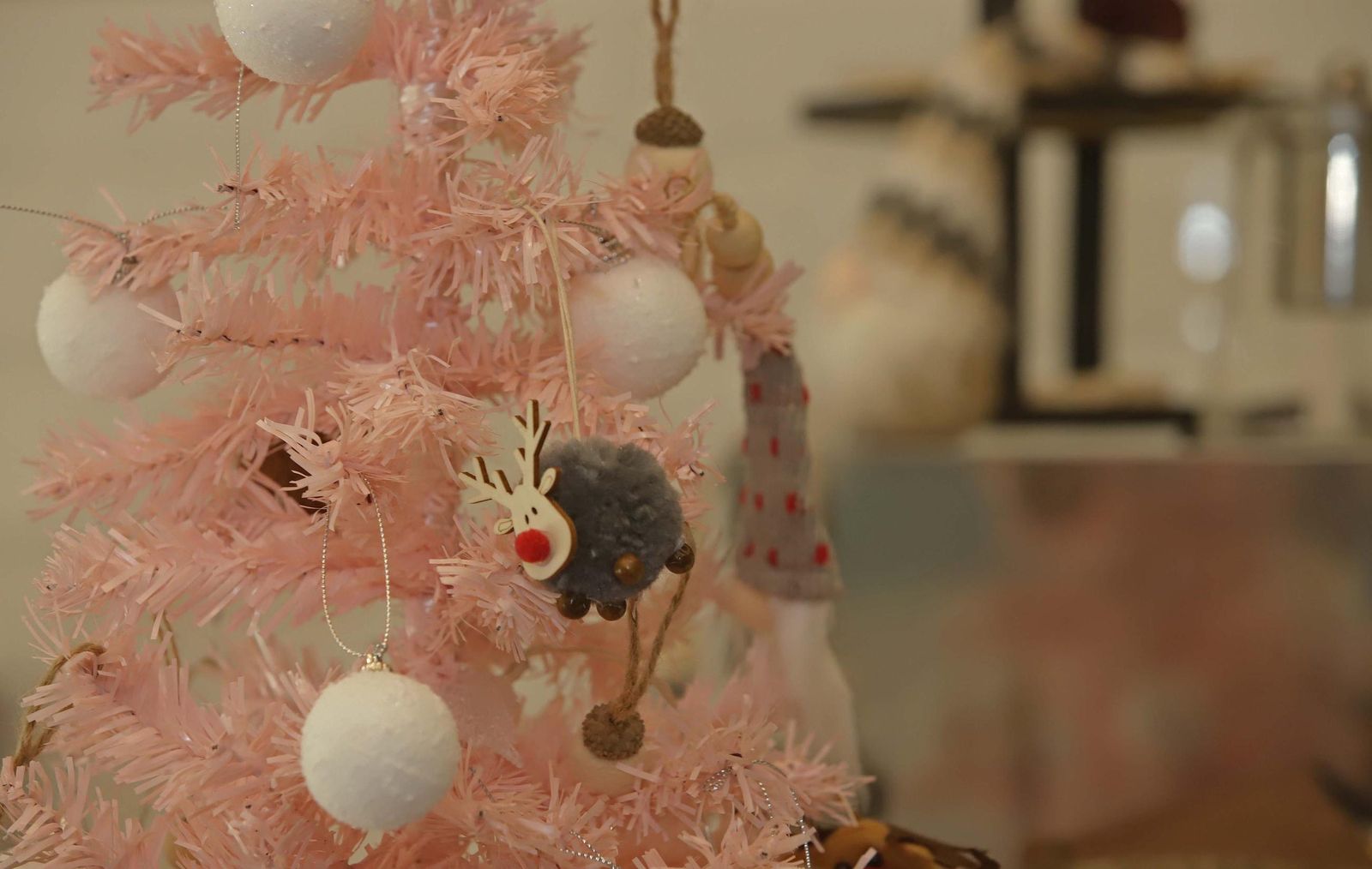 Mariana Cardoso prepara bombones rellenos artesanos en 'El lugar que no existe', en imágenes