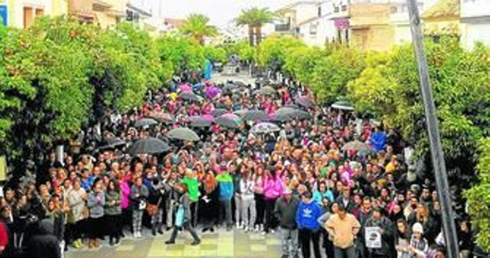 Imagen de la nutrida concentración silenciosa de ayer en la plaza Rodríguez Rivera de Puerto Serrano en repulsa por lo ocurrido y en solidaridad con el policía local agredido.