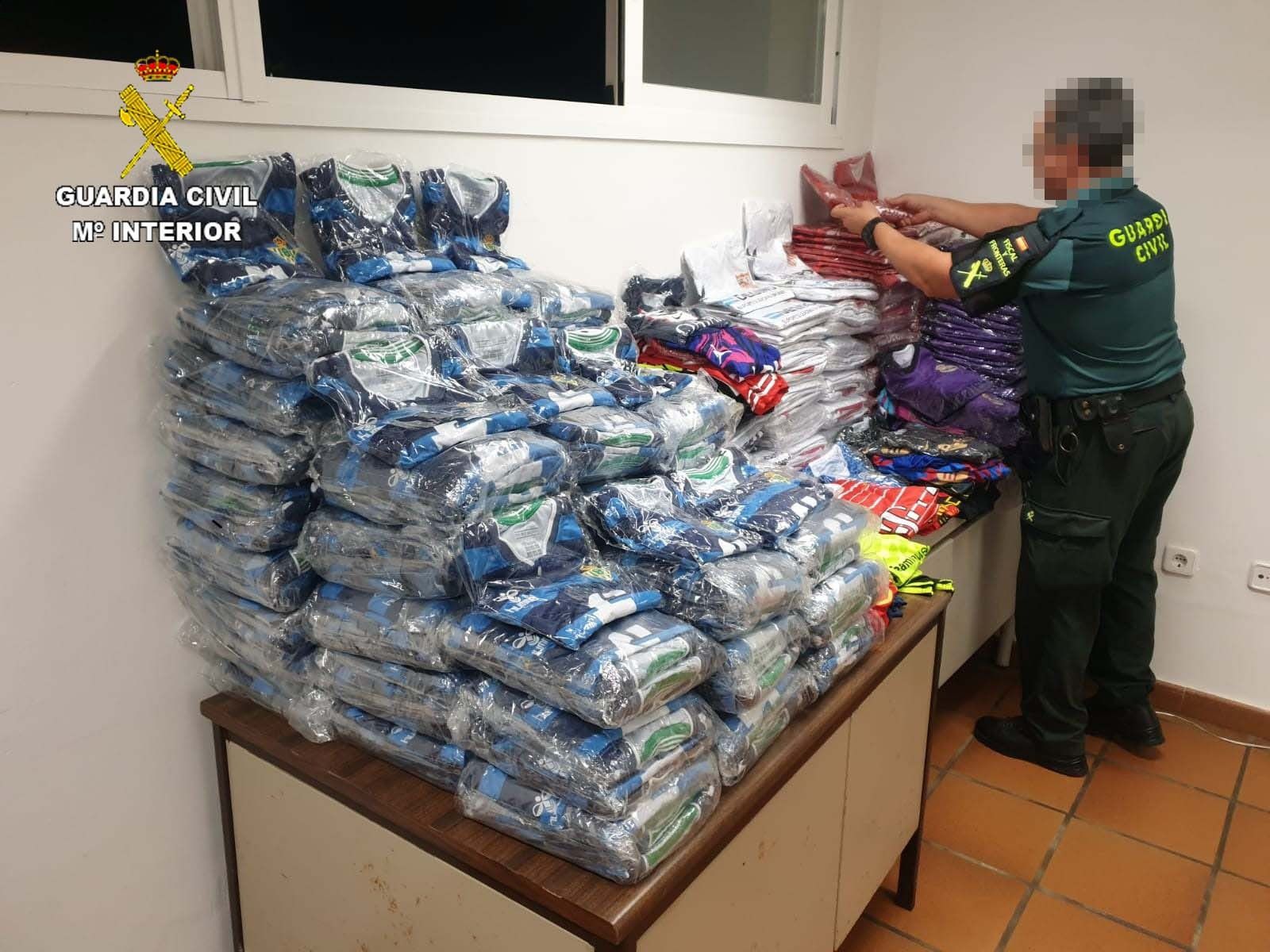 Las prendas intervenidas por la Guardia Civil.