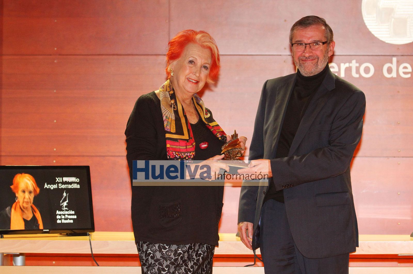 Imágenes de Mª Rosa Calaf recibiendo en premio Ángel Serradilla