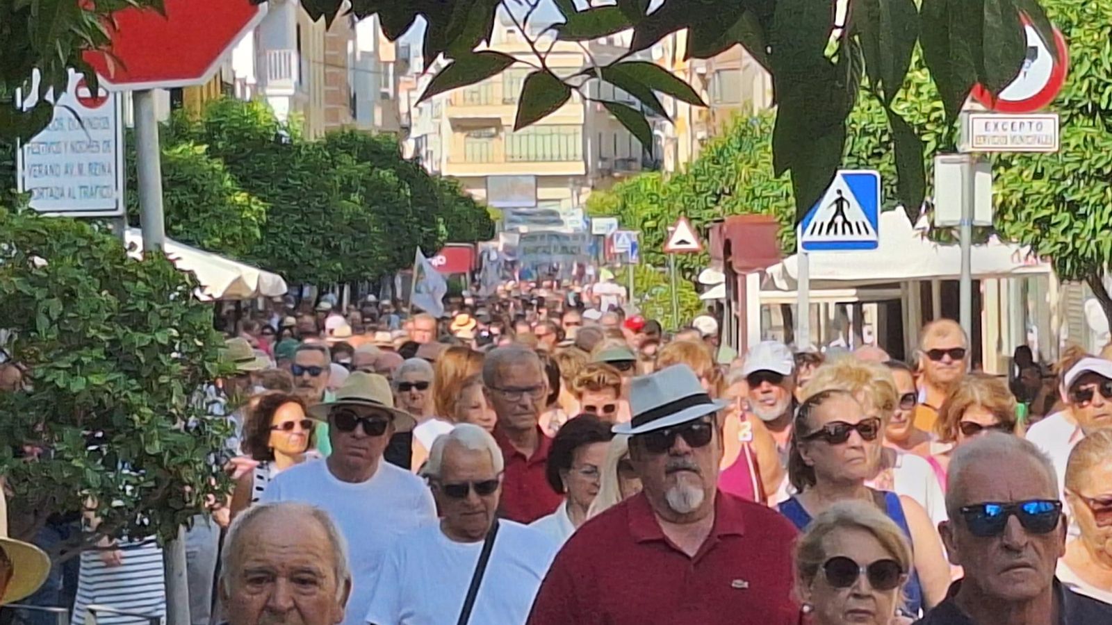 Cientos de personas han asistido a la manifestación en Puente Genil.