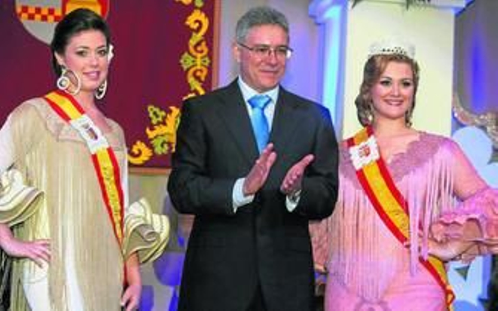 Casanova entre la reina juvenil de 2014, Carmen Salido y la reina de 2013, Maria Vaca.