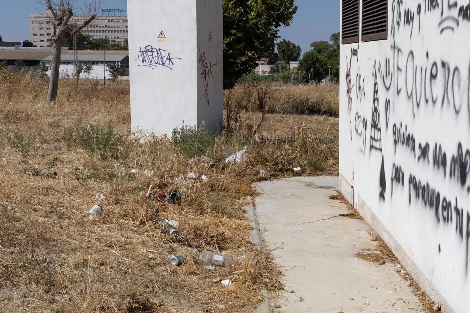 El estado de abandono del parque infantil del Jaén Plaza, en imágenes