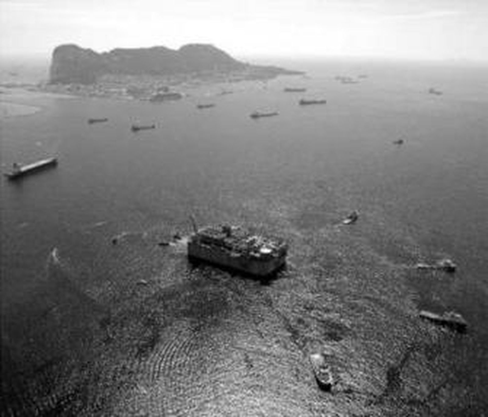 Imagen aérea del Adriatic pasando junto a Gibraltar.