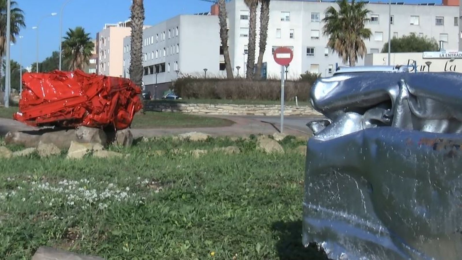 Supuestos regalos de Navidad que se instalaron en la rotonda