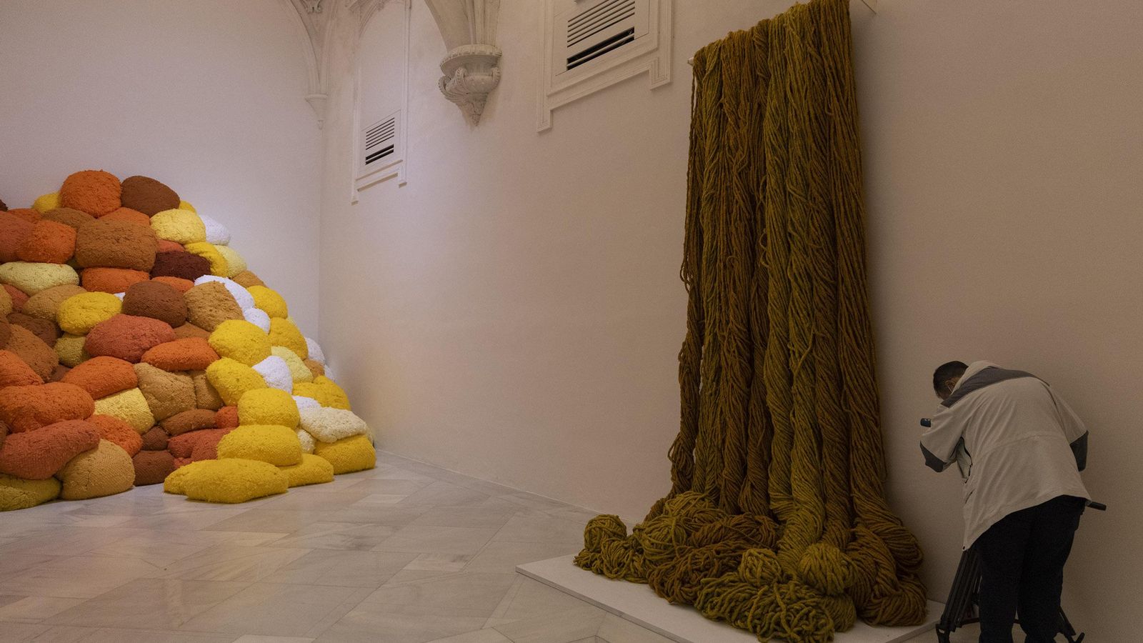 Dos piezas de Sheila Hicks.
